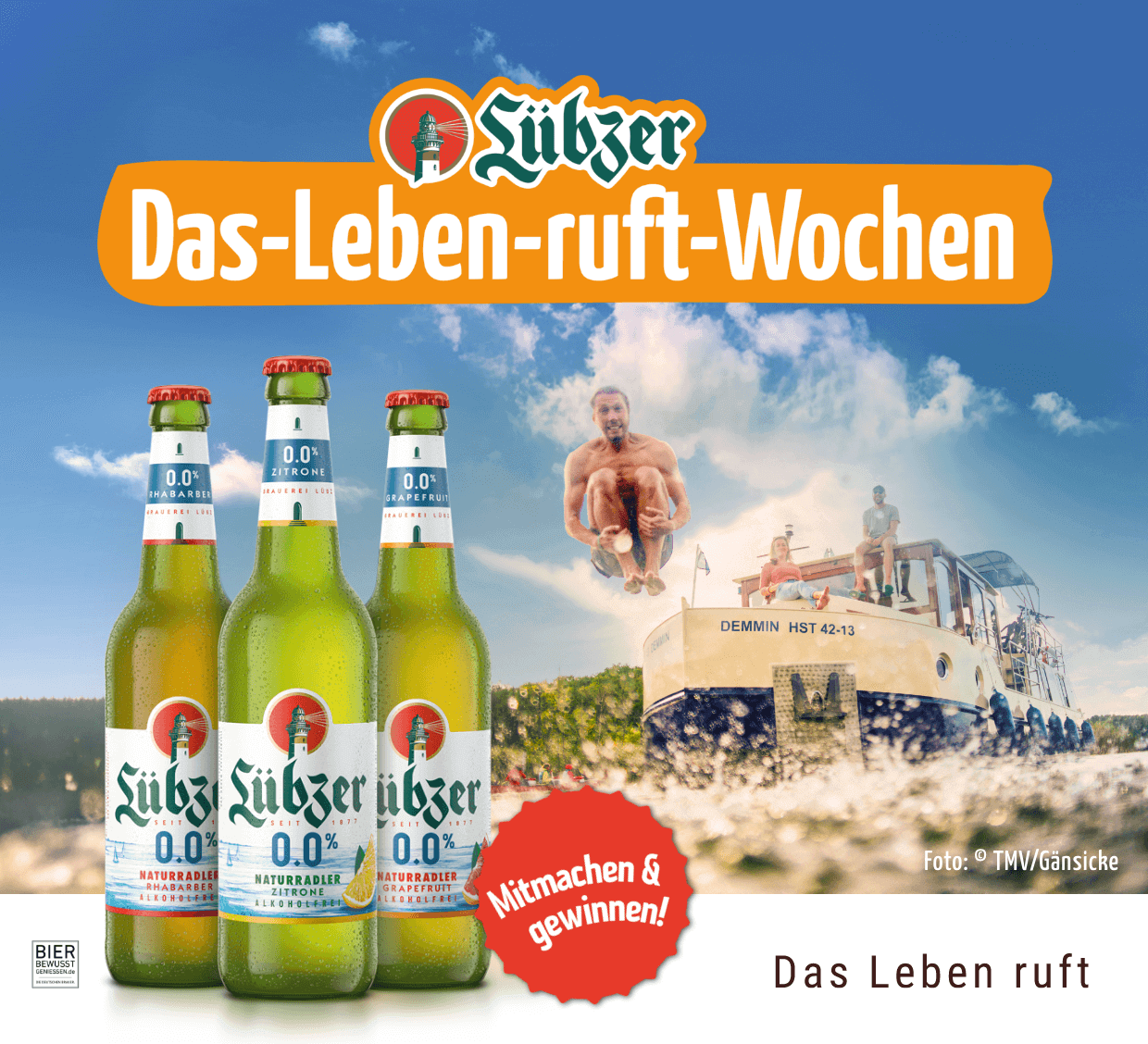 Drei Flaschen Lübzer Naturradler Akoholfrei. Im Hintergrund ist ein Hausboot mit Menschen abgebildet.